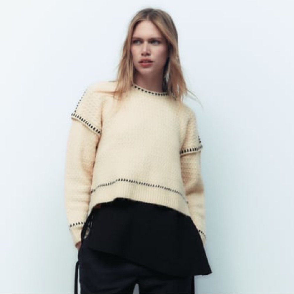 CONTRAST TOPSTITCHING KNIT SWEATER